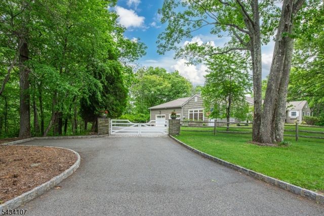 724 Ridge Rd, Kinnelon Boro, NJ 07405