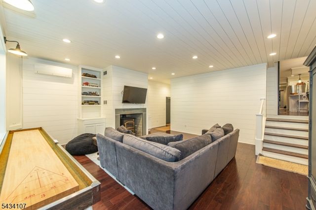 724 Ridge Rd, Kinnelon Boro, NJ 07405
