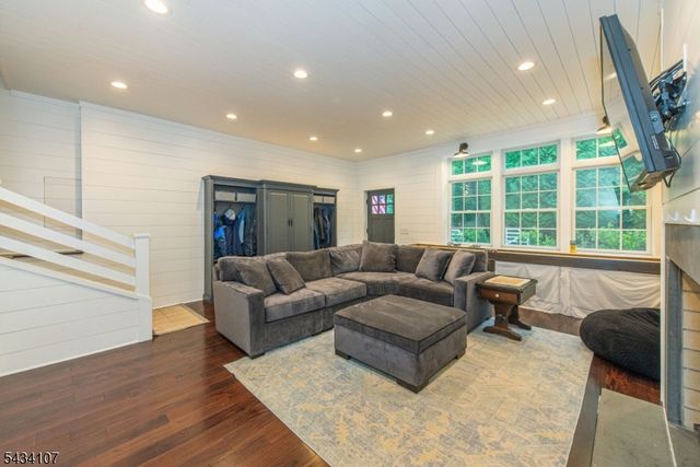 724 Ridge Rd, Kinnelon Boro, NJ 07405