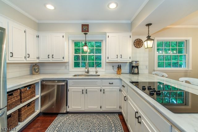 724 Ridge Rd, Kinnelon Boro, NJ 07405