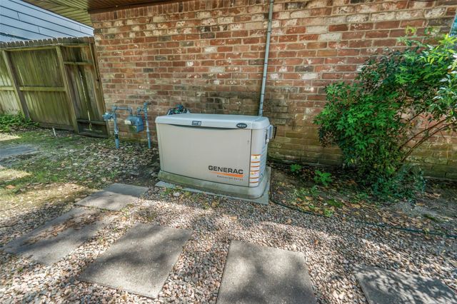 10710 Idlebrook Drive, Houston, TX 77070