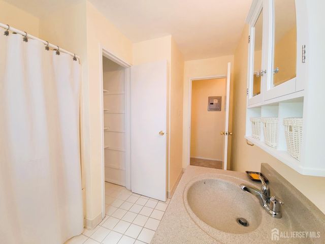 93 Fox Road 2B, Edison, NJ 08817