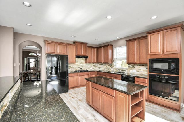 9511 Emerald Lakes Drive, Rosharon, TX 77583