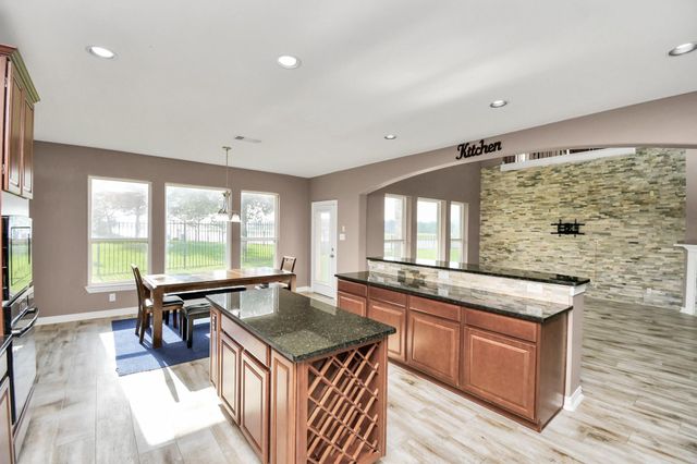 9511 Emerald Lakes Drive, Rosharon, TX 77583