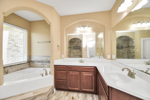 9511 Emerald Lakes Drive, Rosharon, TX 77583