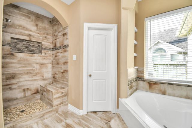 9511 Emerald Lakes Drive, Rosharon, TX 77583