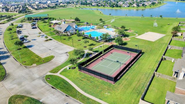 9511 Emerald Lakes Drive, Rosharon, TX 77583