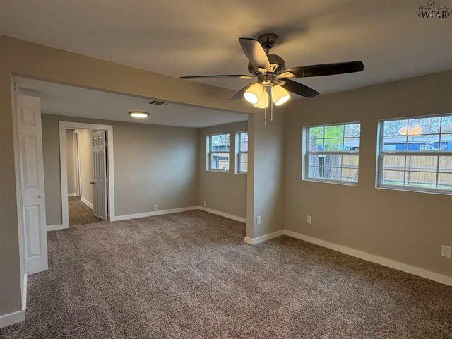 701 E BANK STREET, Iowa Park, TX 76367