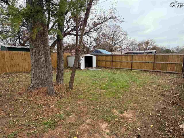 701 E BANK STREET, Iowa Park, TX 76367