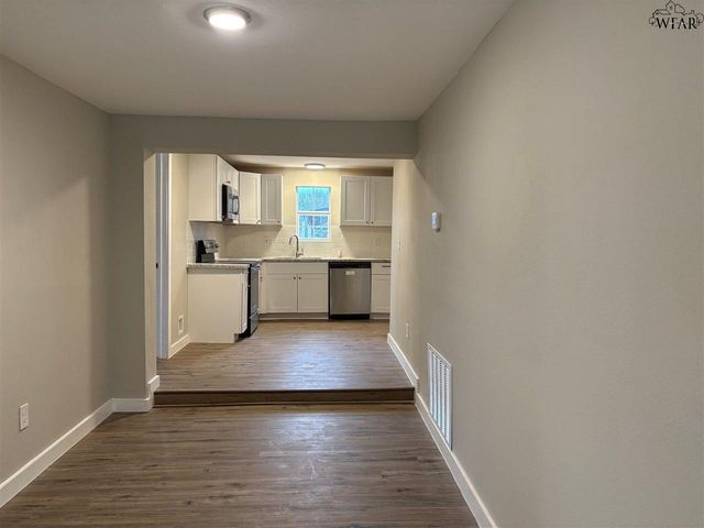 701 E BANK STREET, Iowa Park, TX 76367