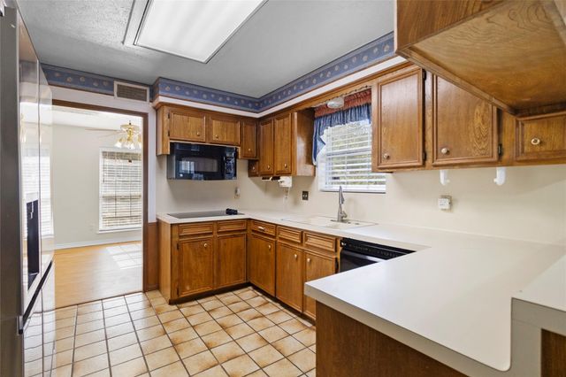 2108 Greentree Drive, Huntsville, TX 77340