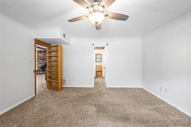 2108 Greentree Drive, Huntsville, TX 77340