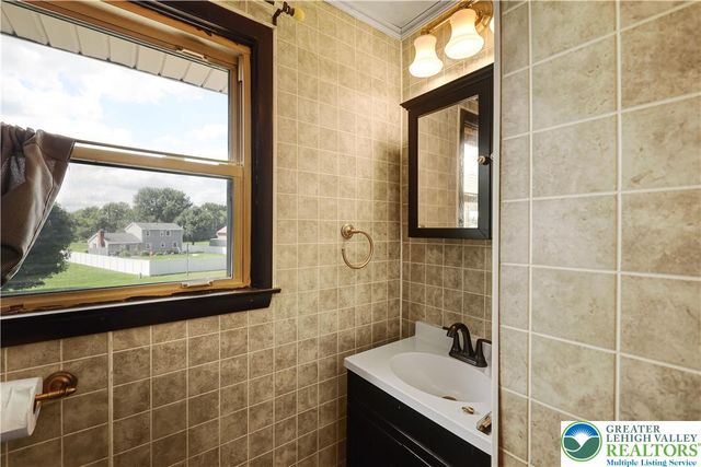 467 W Locust Lane, Lower Nazareth Twp, PA 18064