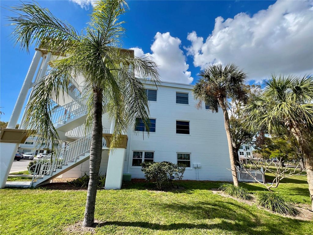 Image 4 of property listing at 2430 BRAZILIA DRIVE 44, Clearwater, FL 33763