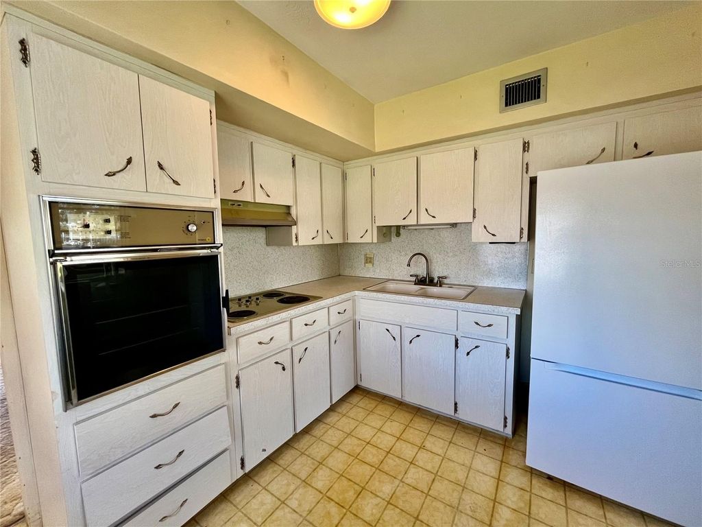 Image 9 of property listing at 2430 BRAZILIA DRIVE 44, Clearwater, FL 33763