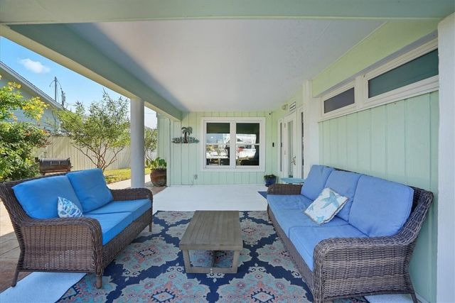 228 Starboard Ave, Rockport, TX 78382