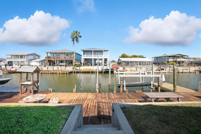 228 Starboard Ave, Rockport, TX 78382