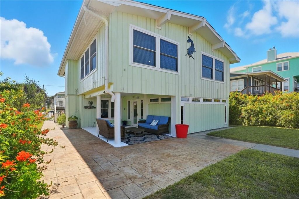 228 Starboard Ave, Rockport, TX 78382