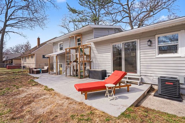 2289 Castle Avenue, Norton Shores, MI 49441