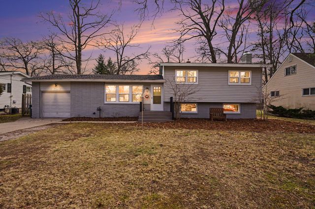 2289 Castle Avenue, Norton Shores, MI 49441