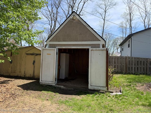 9024 MANDON Road, White Lake Charter Township, MI 48386