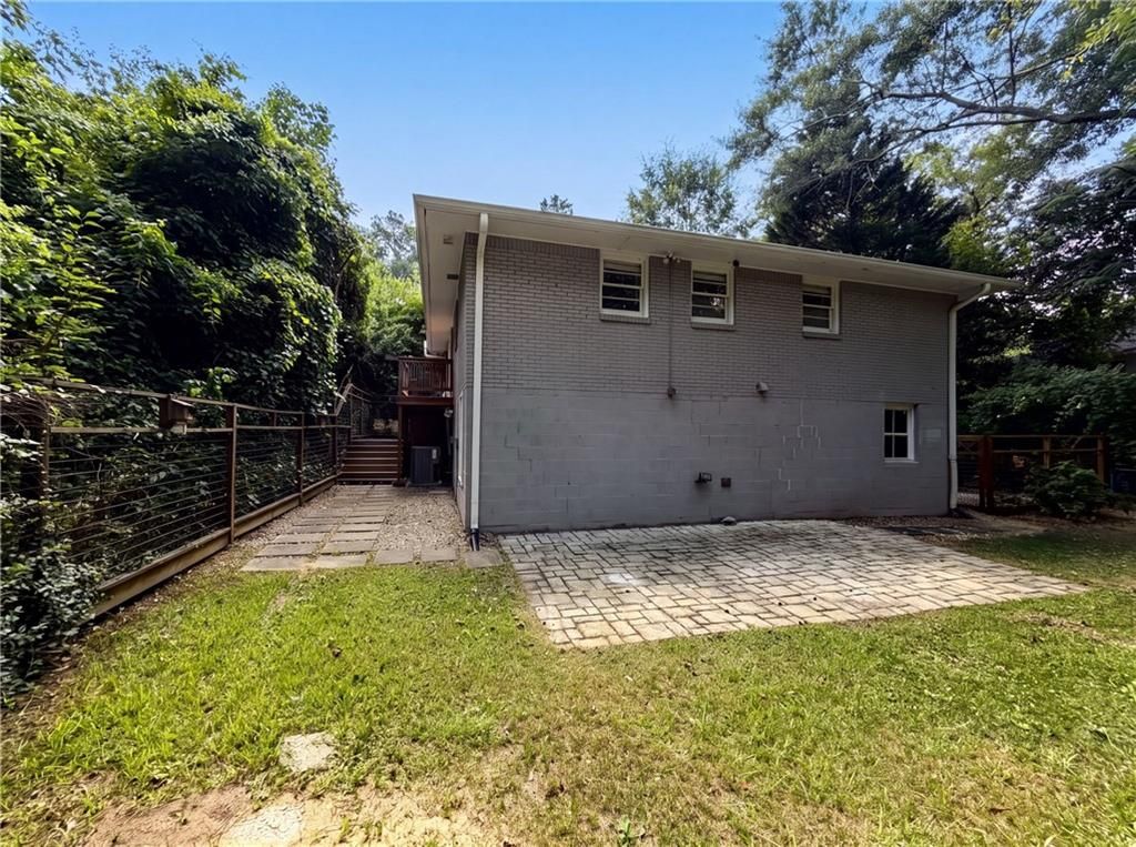 Image 5 of property listing at 2336 Nesbitt Drive NE, Atlanta, GA 30319