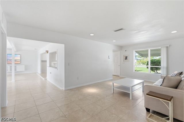 4933 Triton CT W, Cape Coral, FL 33904