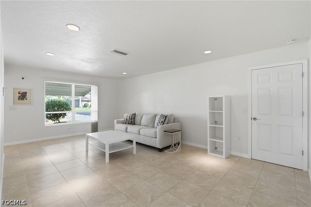 4933 Triton CT W, Cape Coral, FL 33904