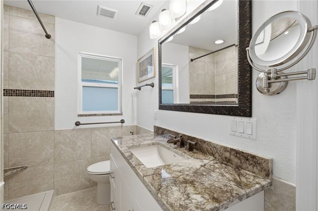 4933 Triton CT W, Cape Coral, FL 33904