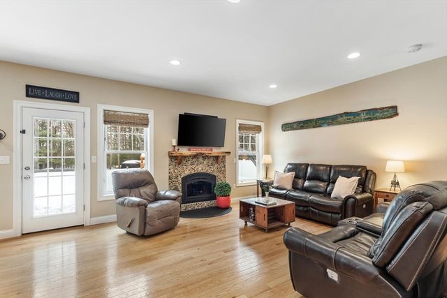 85 Aprils Way, Tewksbury, MA 01876