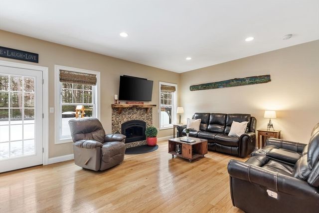 85 Aprils Way, Tewksbury, MA 01876