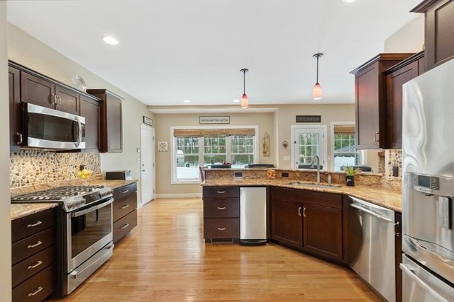 85 Aprils Way, Tewksbury, MA 01876