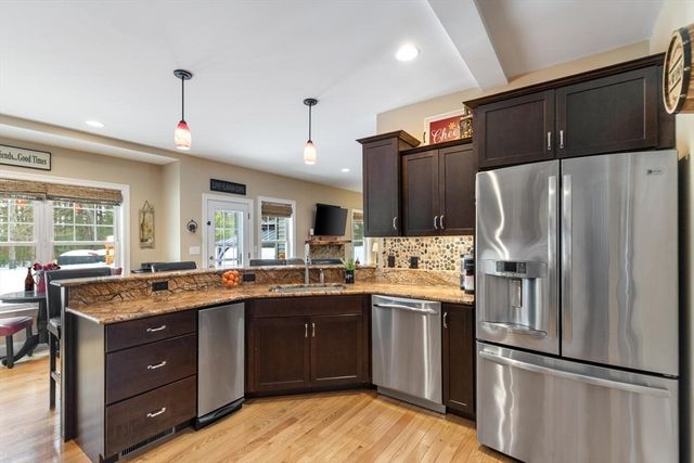 85 Aprils Way, Tewksbury, MA 01876