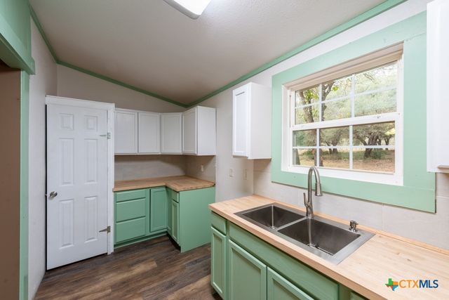 4623 County Road 444, Waelder, TX 78959