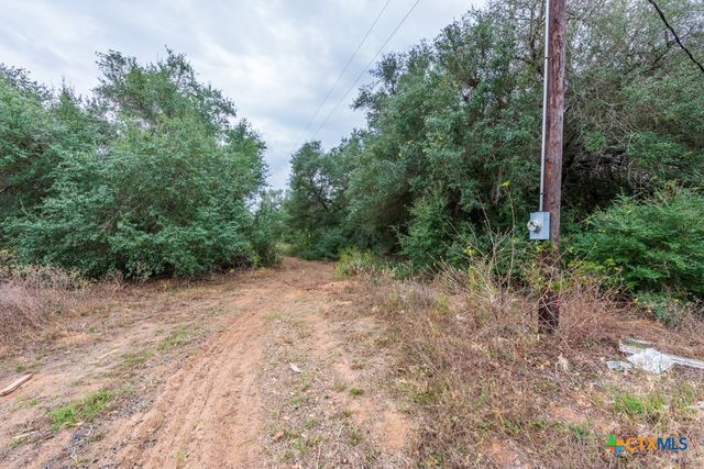 4623 County Road 444, Waelder, TX 78959