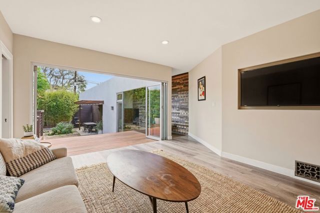 860 S Mullen Avenue, Los Angeles, CA 90005