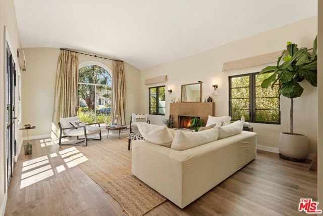 860 S Mullen Avenue, Los Angeles, CA 90005