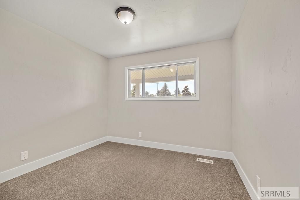 Image 7 of property listing at 2285 Curlew Drive, Ammon, ID 83406