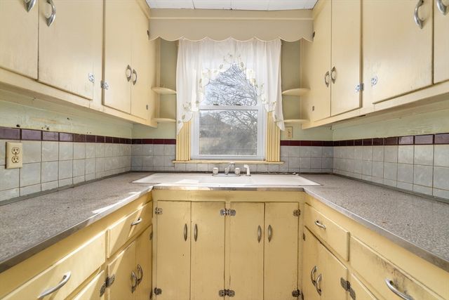 73 Taylor St, Quincy, MA 02170