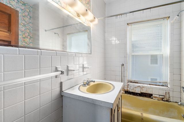 73 Taylor St, Quincy, MA 02170