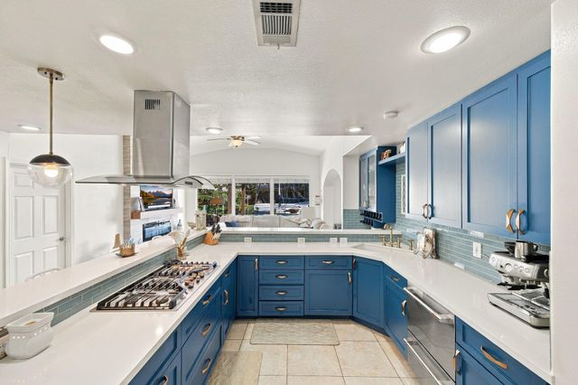 10 Harbor Lane, Kemah, TX 77565