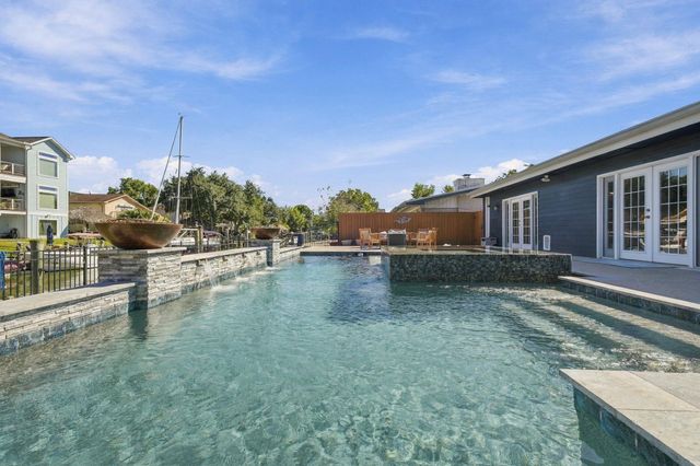 10 Harbor Lane, Kemah, TX 77565