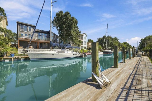 10 Harbor Lane, Kemah, TX 77565