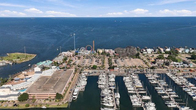 10 Harbor Lane, Kemah, TX 77565