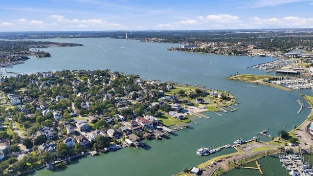 10 Harbor Lane, Kemah, TX 77565
