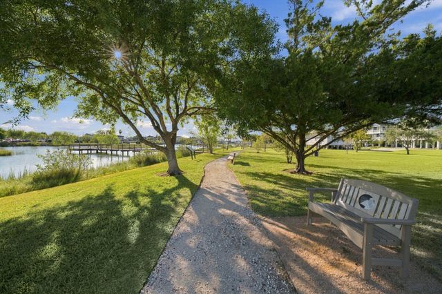 10 Harbor Lane, Kemah, TX 77565