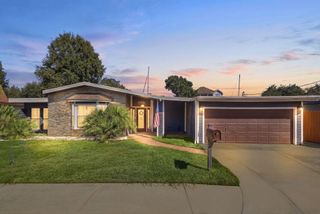 10 Harbor Lane, Kemah, TX 77565