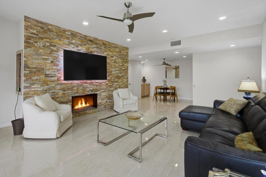 Image 28 of property listing at 910 Island Drive 114, Rancho Mirage, CA 92270