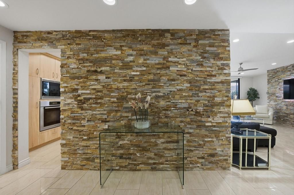 Image 31 of property listing at 910 Island Drive 114, Rancho Mirage, CA 92270