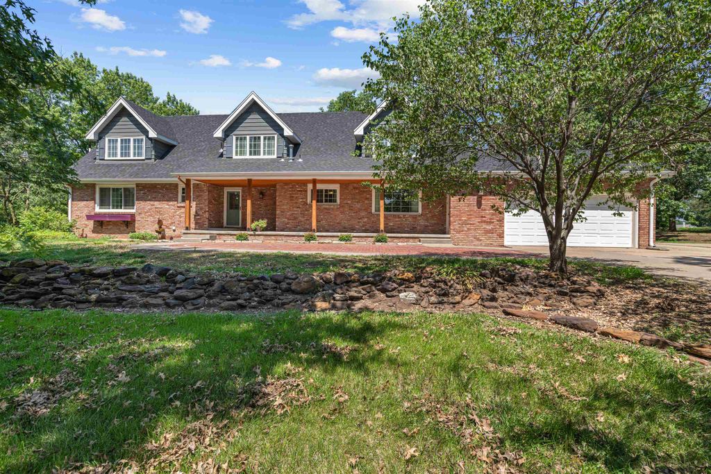 2033 Ridgeview Rd, Salina, KS 67401